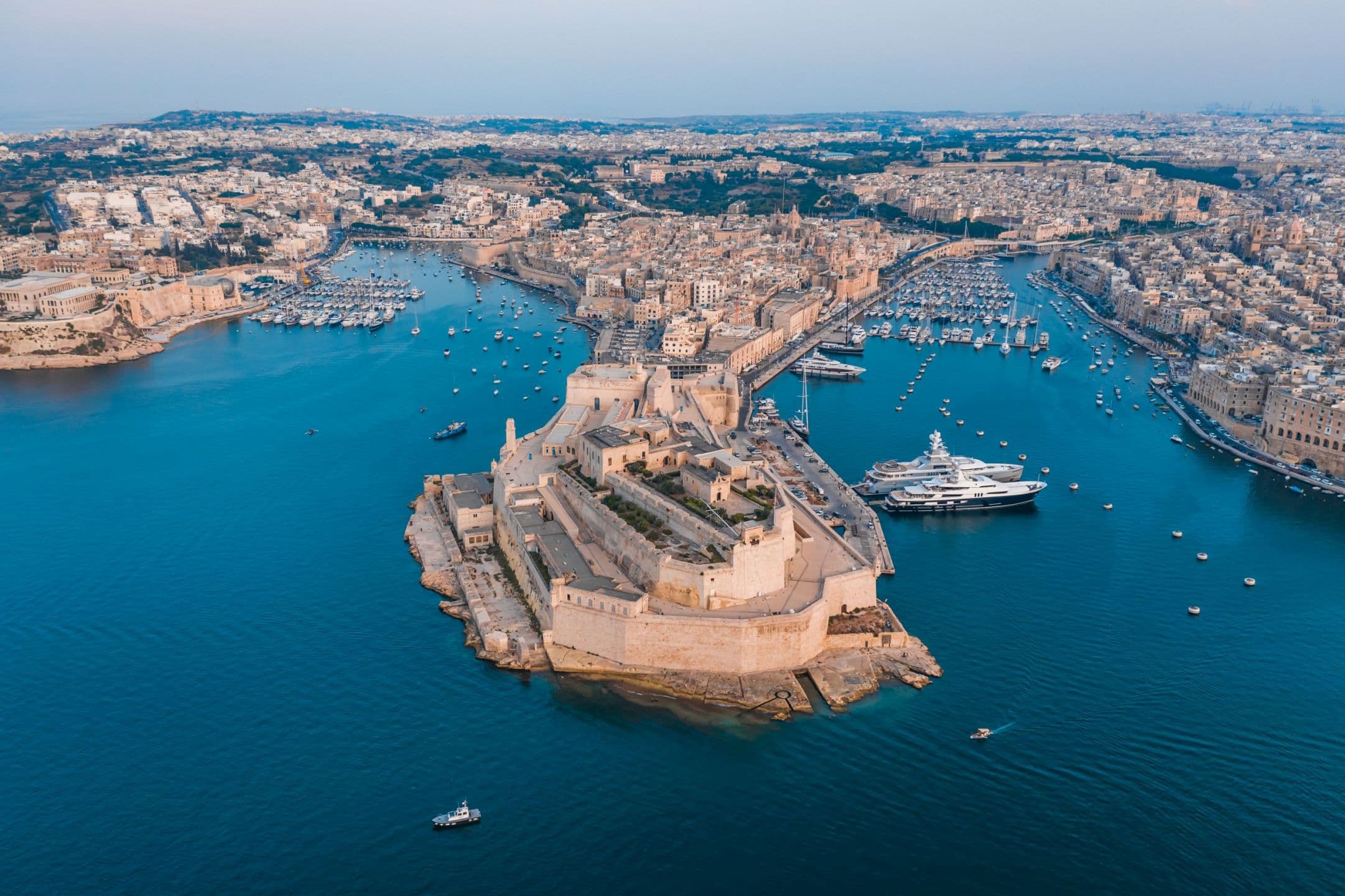 In che modo Malta sta diventando la meta turistica più desiderabile per giovani e amanti del lusso