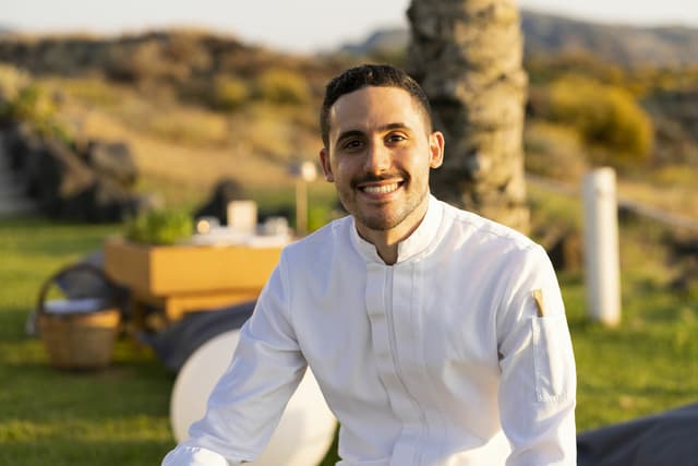 Questo chef under 30 ha portato la sua cucina vegetale in uno stellato nell'isola di Vulcano