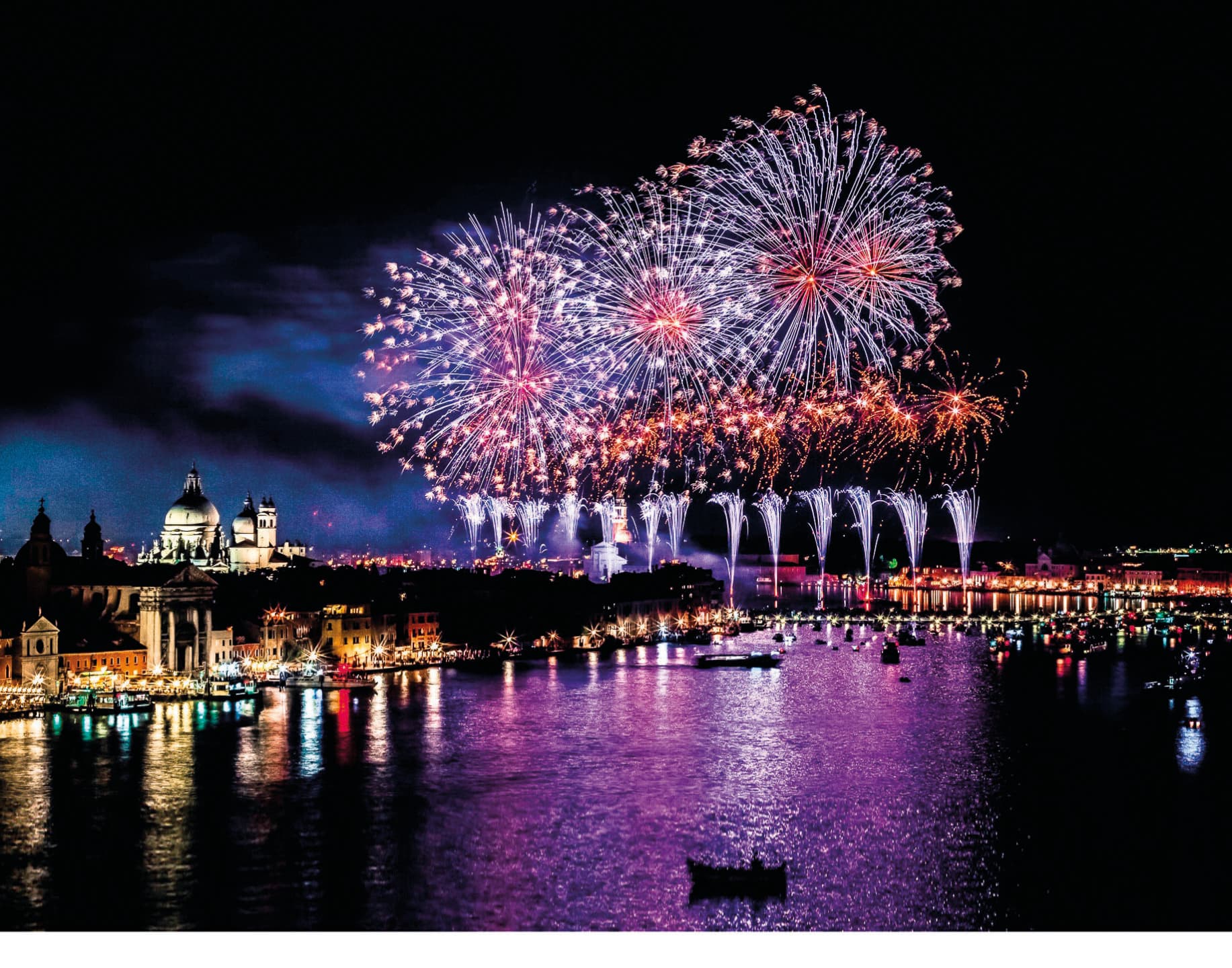 Dai fuochi d’artificio per il Redentore di Venezia alle tante sorprese in Sardegna: ecco qualche idea per un’estate spensierata