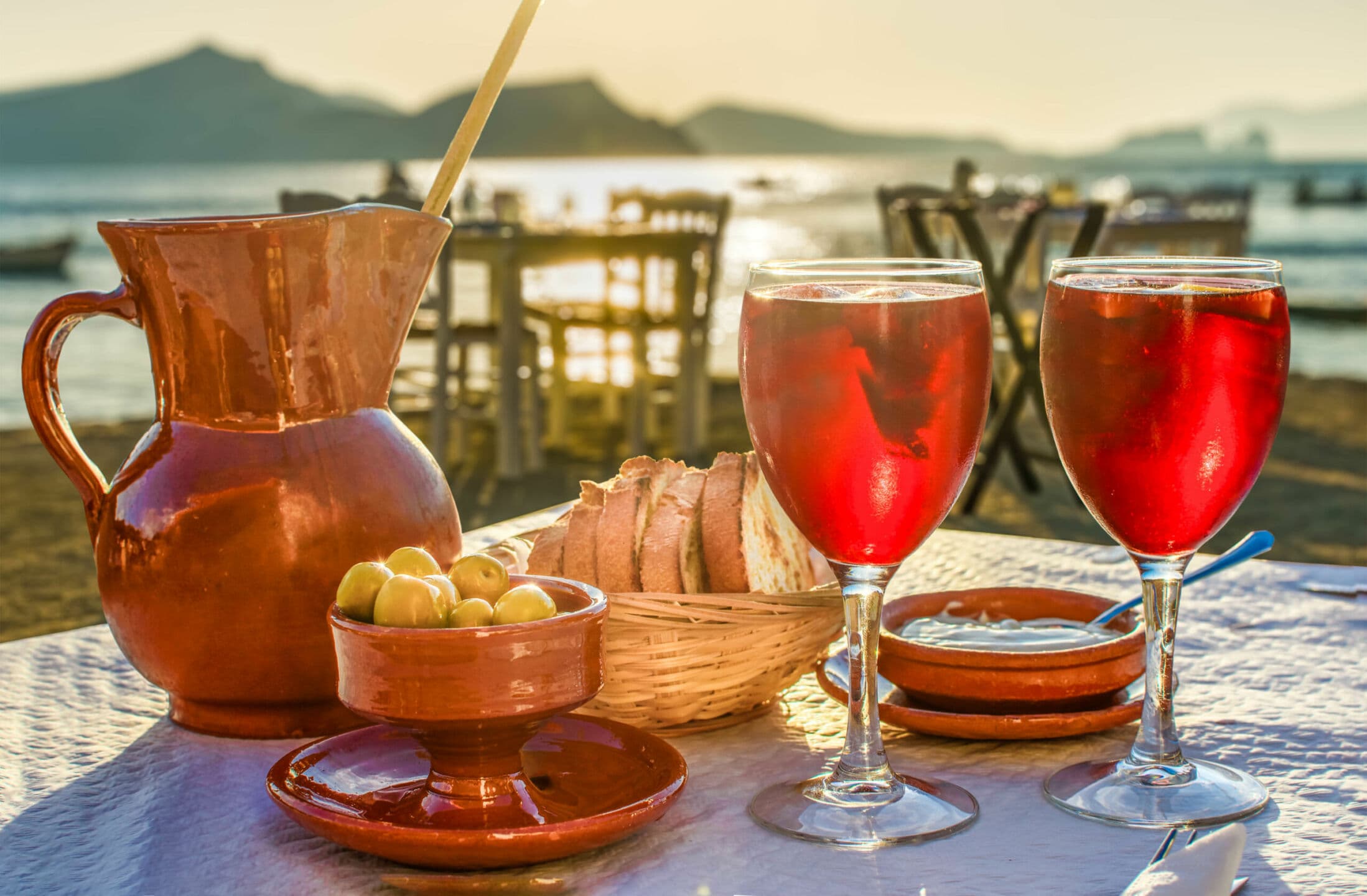 Cocktail, buona cucina e serate magiche: 5 esperienze a Ibiza da non perdersi quest'estate