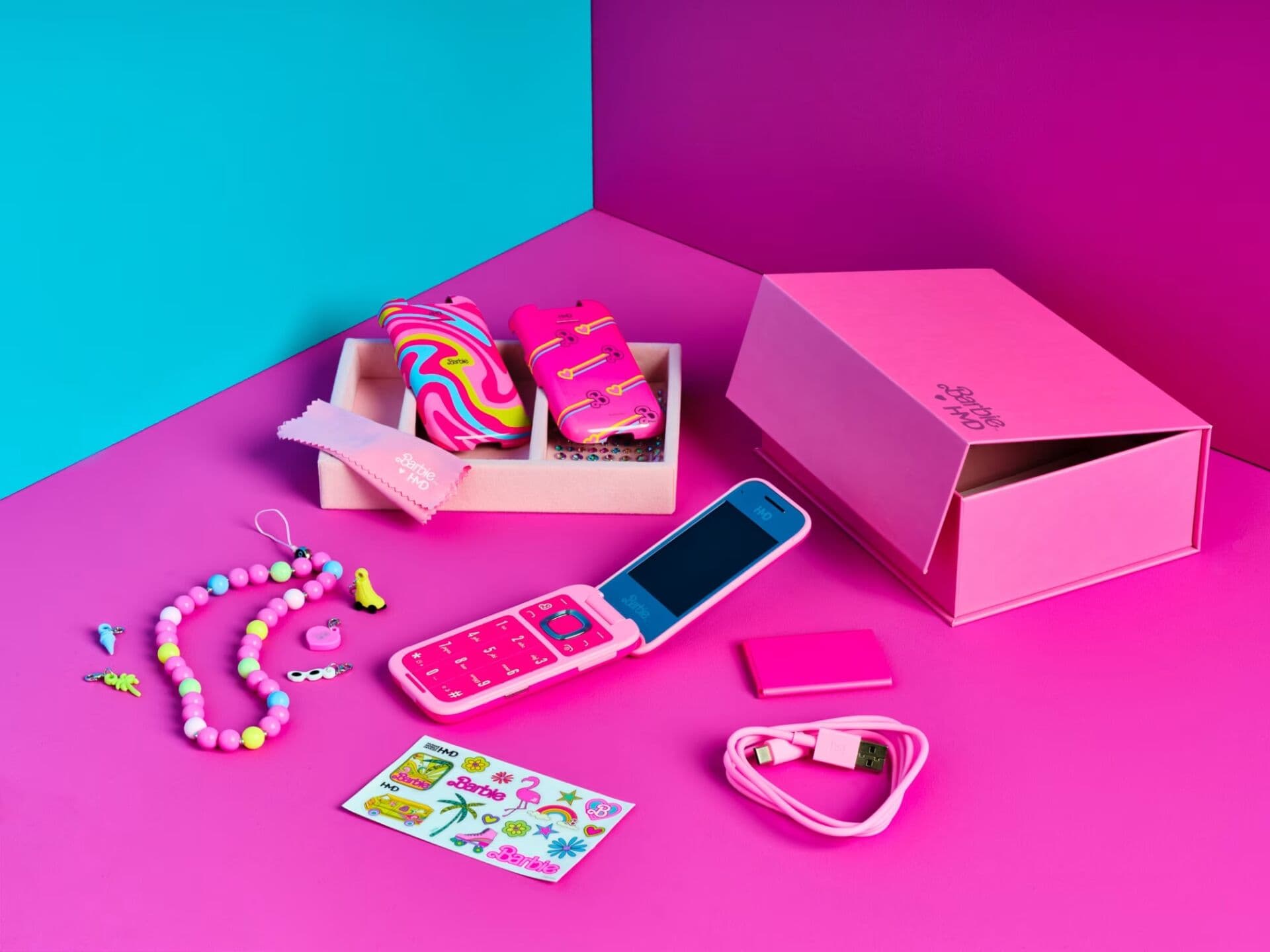 Hmd e Mattel lanciano il Barbie Phone, il telefonino rosa che non va sui social