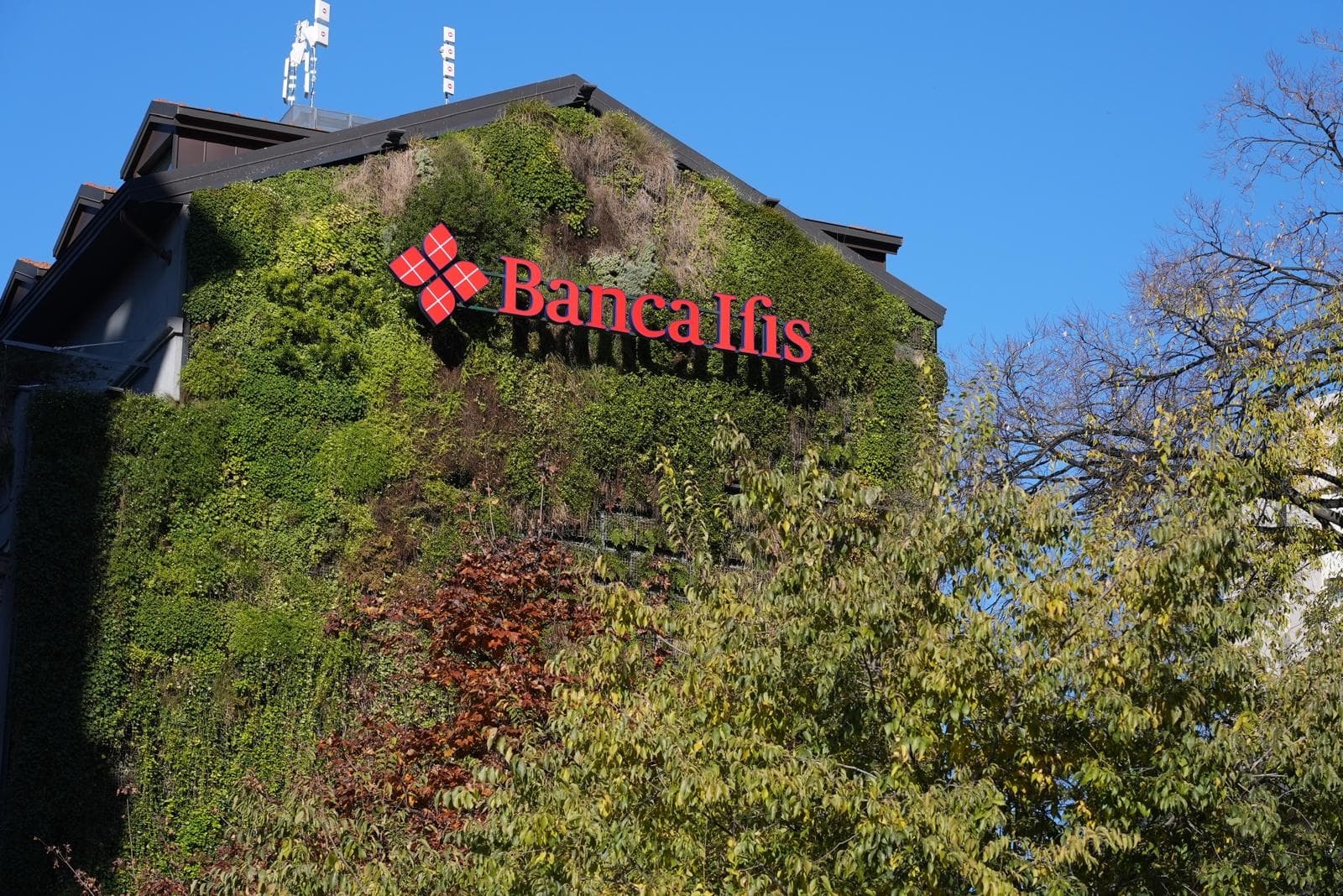Violenza sulle donne: Banca Ifis colora di rosso la sede milanese
