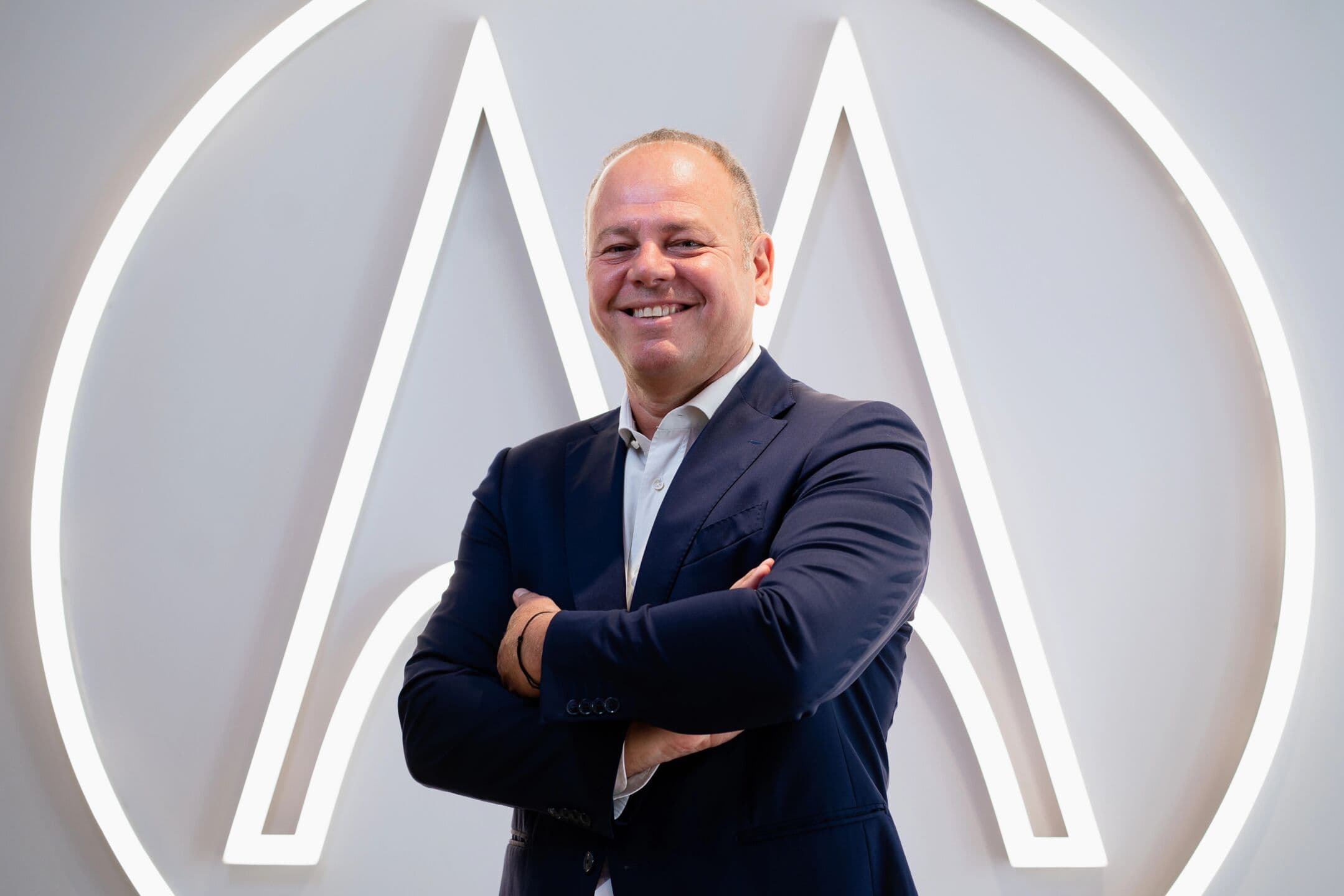 Intelligenza artificiale e design sostenibile: così Motorola torna protagonista in Italia con il 15% di quota di mercato