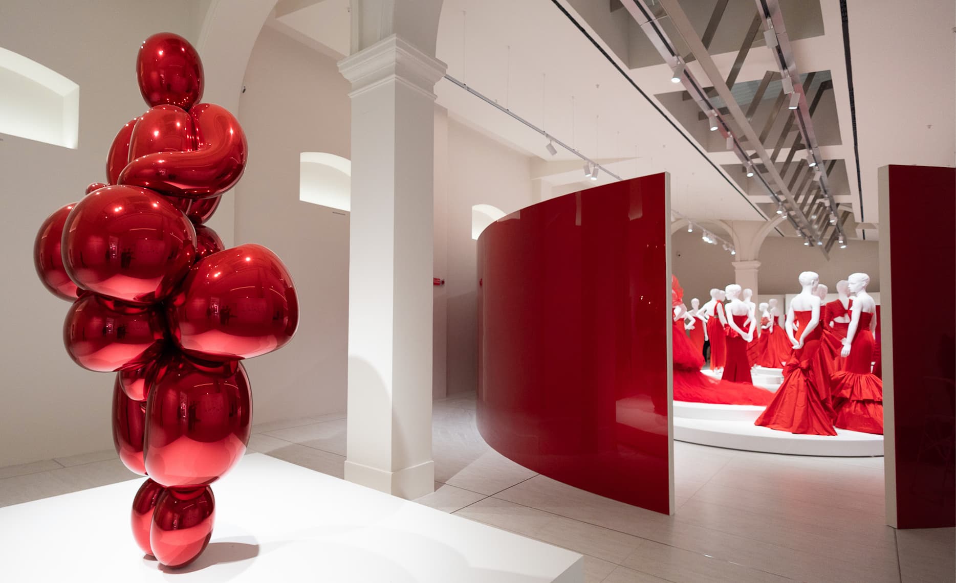 Fondazione Valentino intreccia arte e moda con la mostra Orizzonti rosso