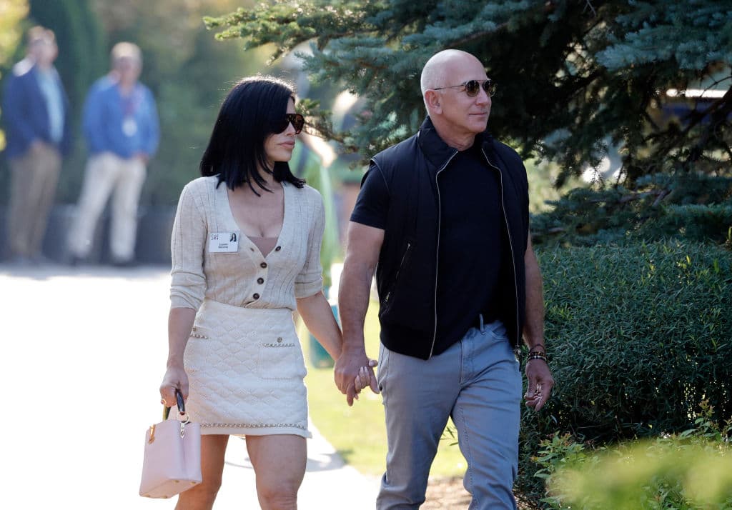 Jeff Bezos si sposa e vende azioni Amazon per 737 milioni di dollari