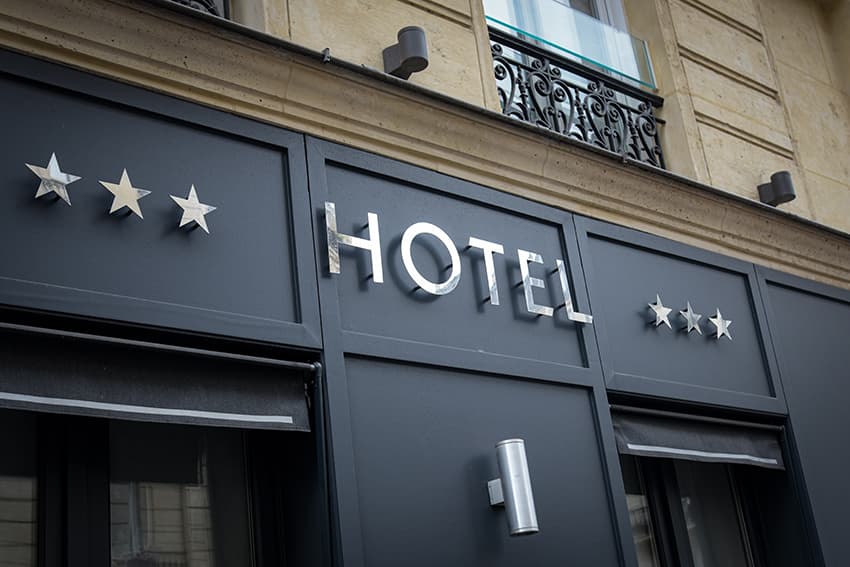 Hotel 3 stelle a rischio estinzione: il lusso cresce, i piccoli familiari affrontano la crisi