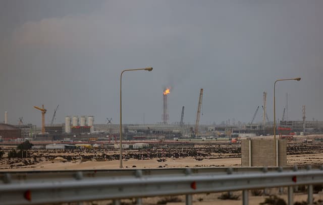 Qatar sotto attacco: perdite energetiche per 20 miliardi e allarme su una possibile “guerra folle”