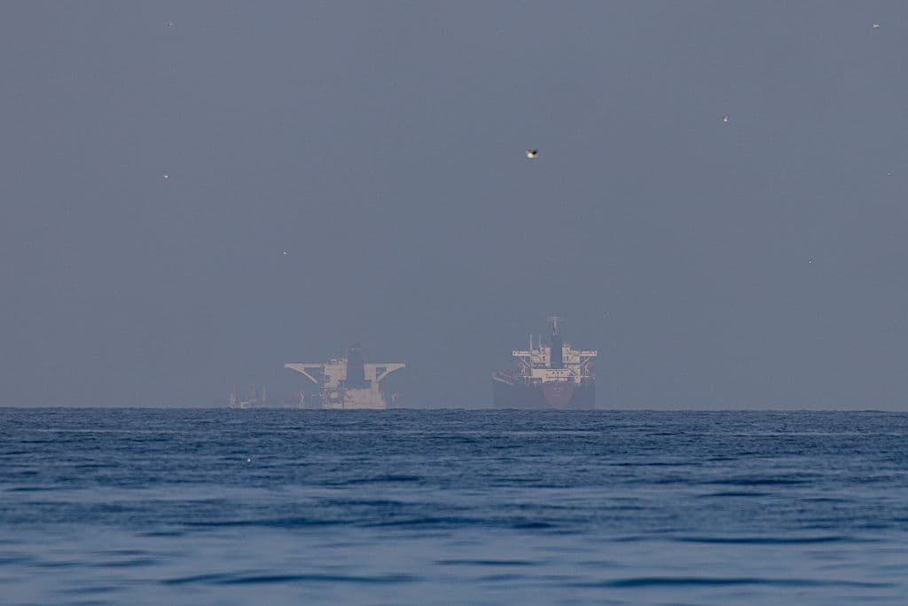 L’Iran consente ad altre 20 navi di attraversare lo Stretto di Hormuz. Il Pakistan: “Un passo significativo verso la pace”