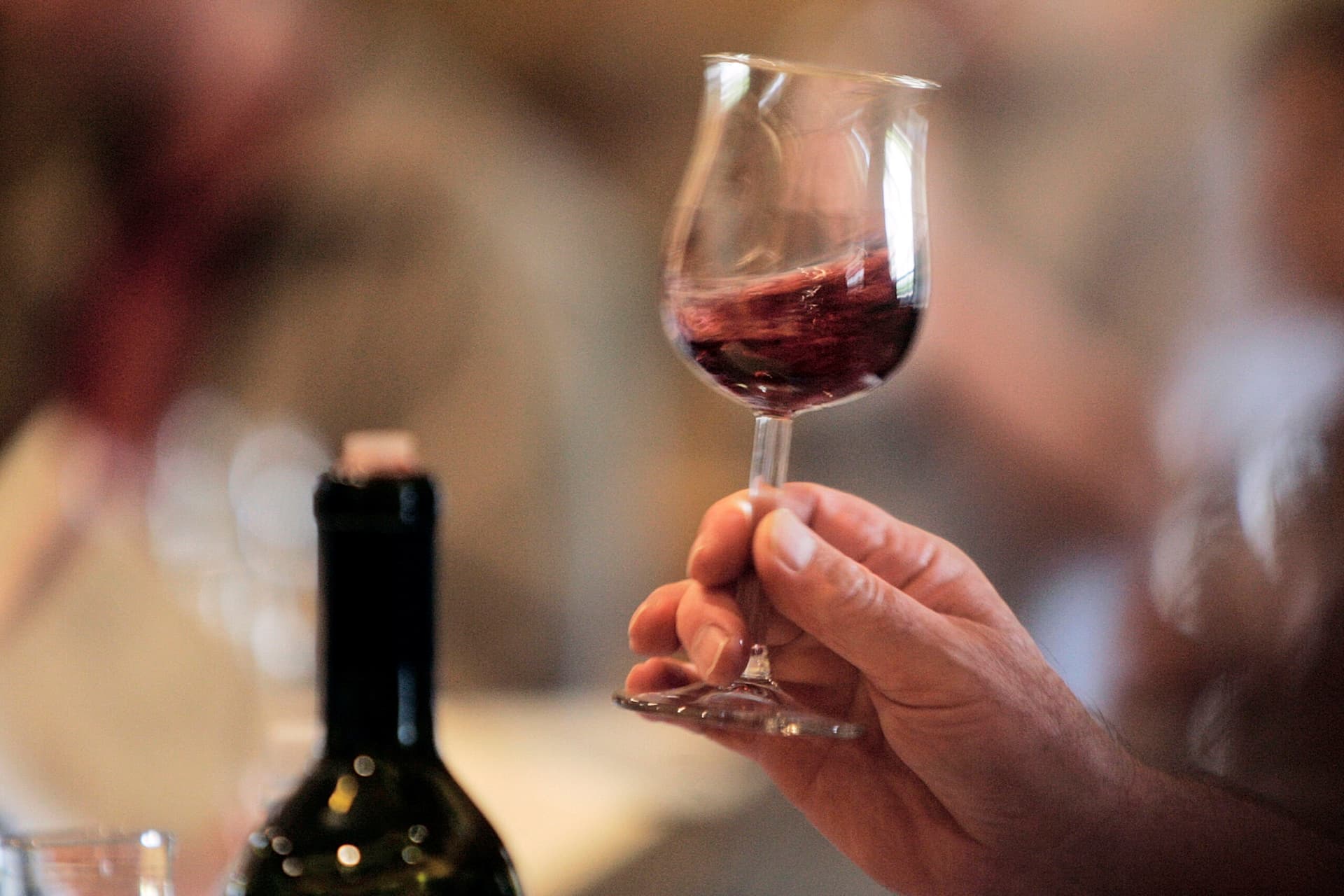 Il vino al calice è la nuova frontiera della ristorazione. Ma serve formazione vera