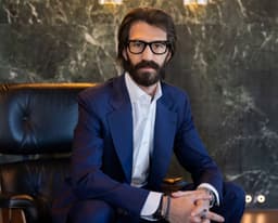 Del Vecchio sfida il muro di Delfin nella battaglia per il futuro della holding