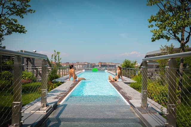 Dai tetti di Milano alla Costiera Amalfitana: le 12 piscine più belle dove vivere l’estate