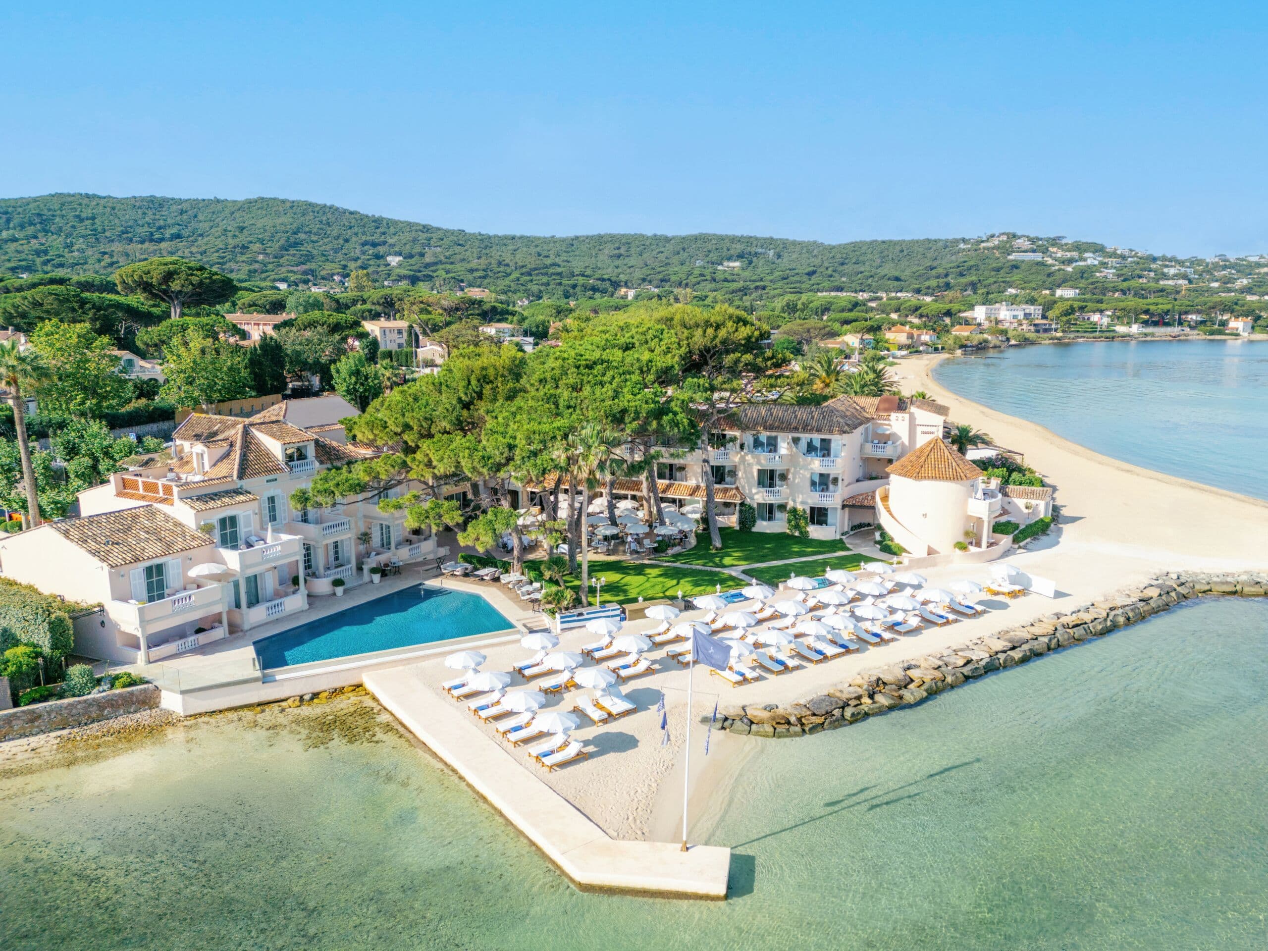 Affari sotto l’ombrellone: quali sono i beach club più esclusivi del Mediterraneo per fare networking