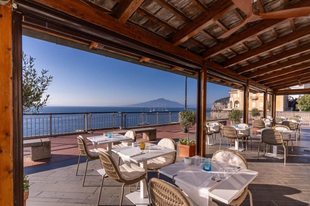 Sorrento, il lusso che profuma di limoni: 7 esperienze tra mare, alta cucina e storia