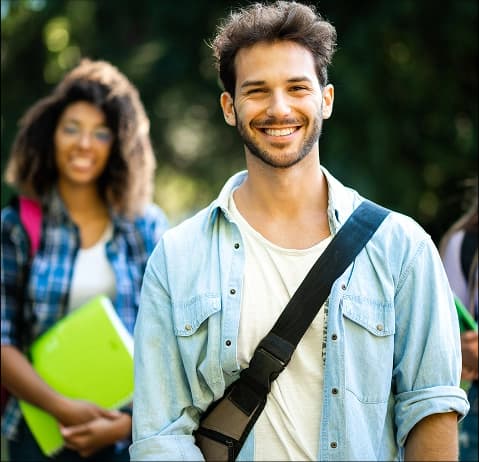 Giovani studenti sorridenti