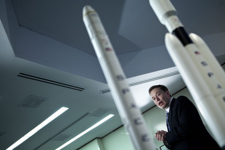 SpaceX lancerà i suoi primi 60 satelliti Starlink per fornire internet dallo spazio
