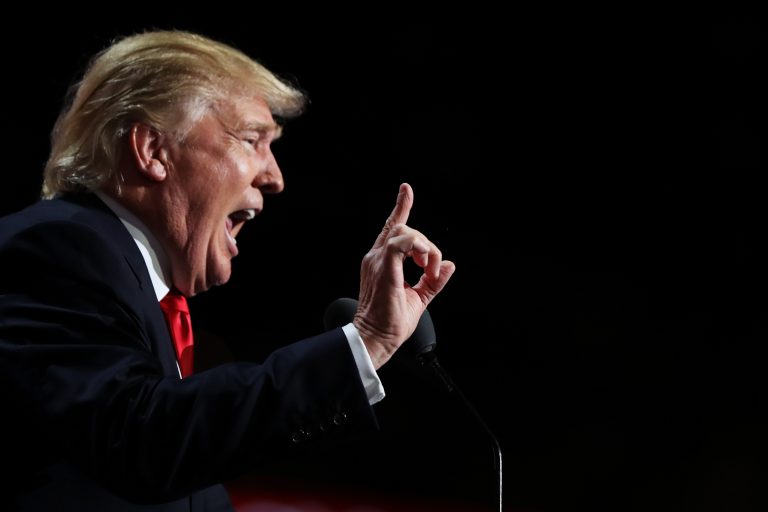Donald Trump impone il divieto su xiaomi, ban
