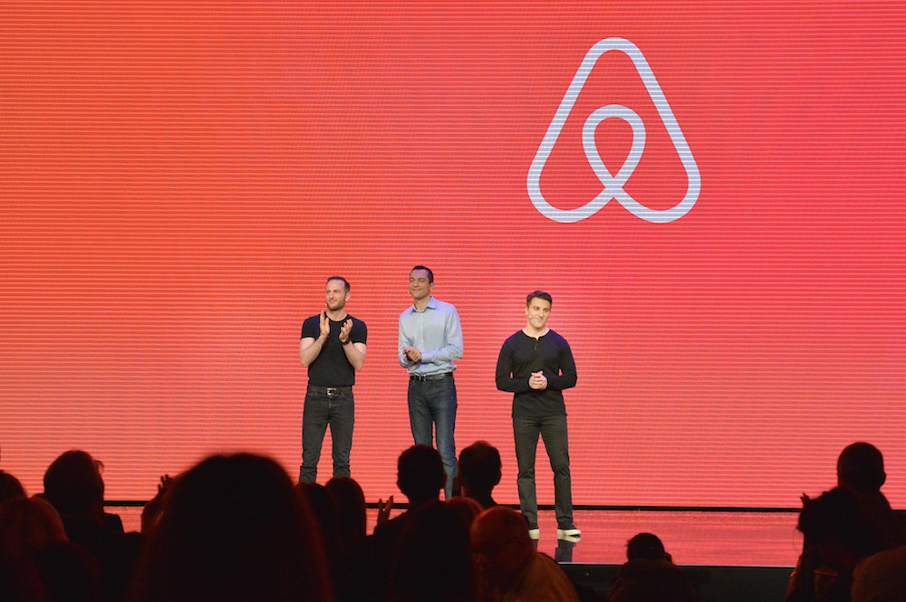 I tre fondatori di Airbnb sul palco