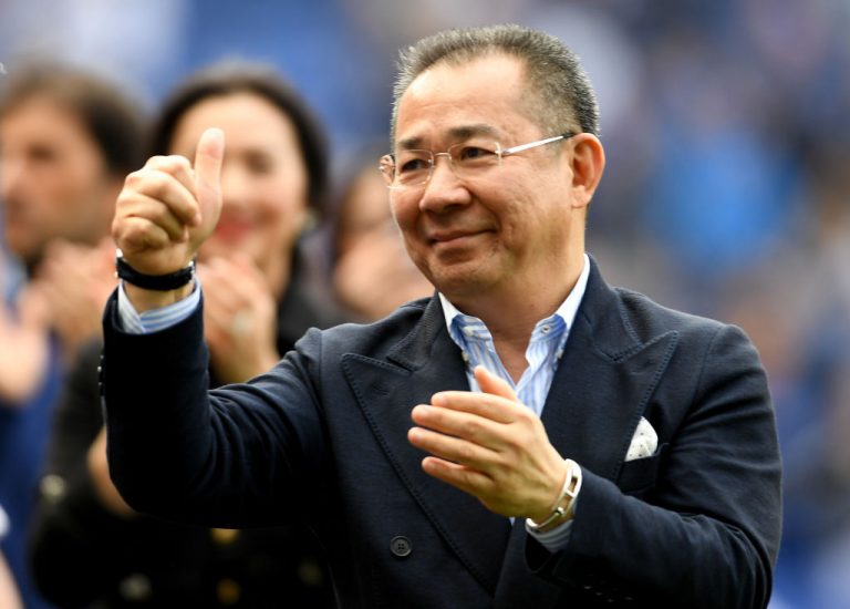 Vichai Srivaddhanaprabha saluti i tifosi