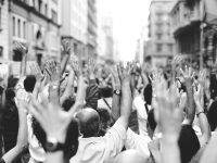 persone in piazza