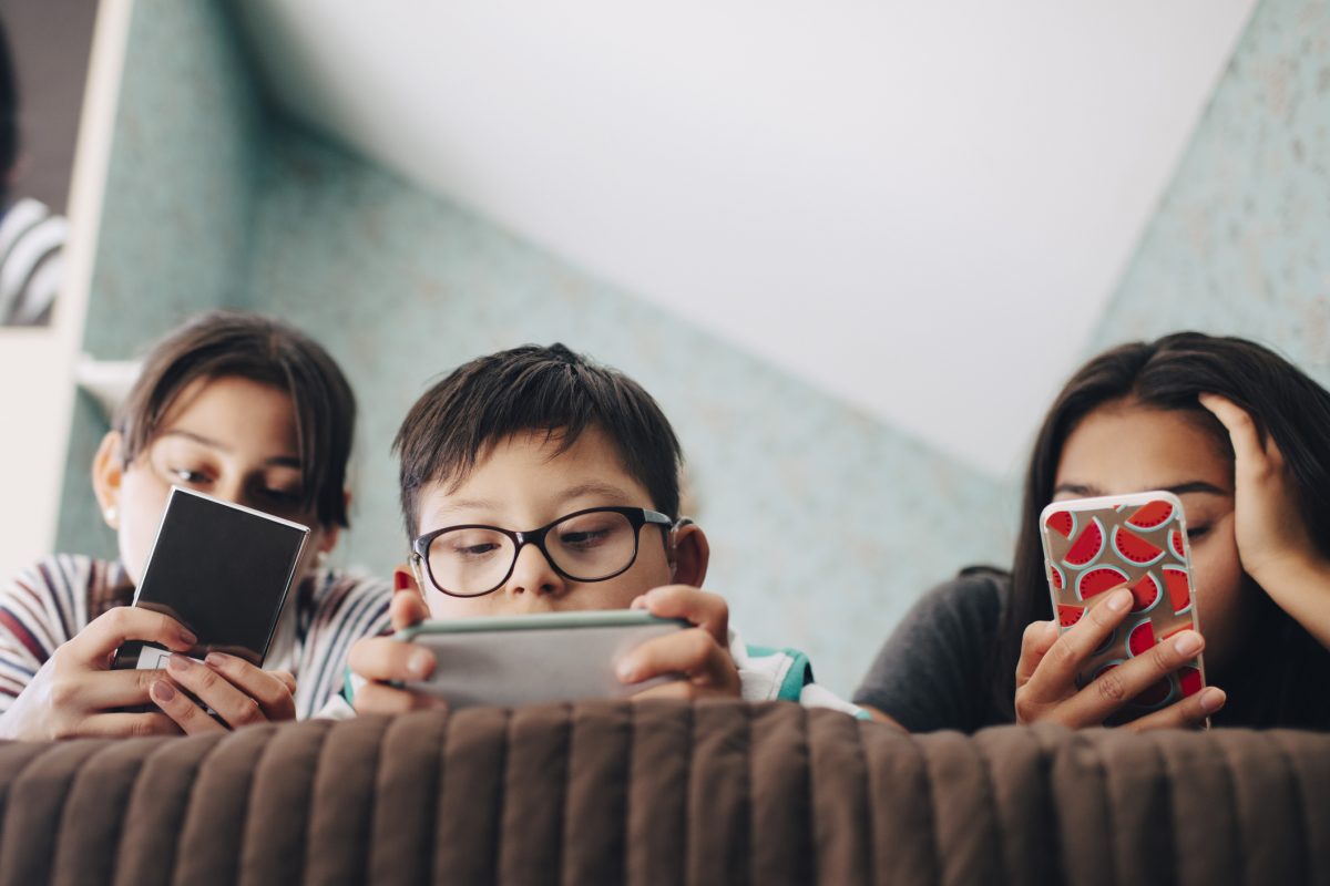 bambini con telefoni