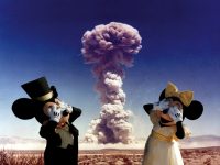 Topolino e Minnie con un'esplosione sullo sfondo