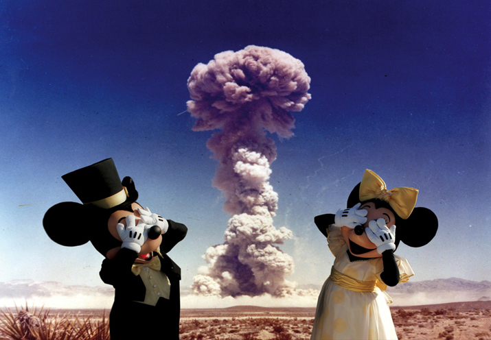 Topolino e Minnie con un'esplosione sullo sfondo