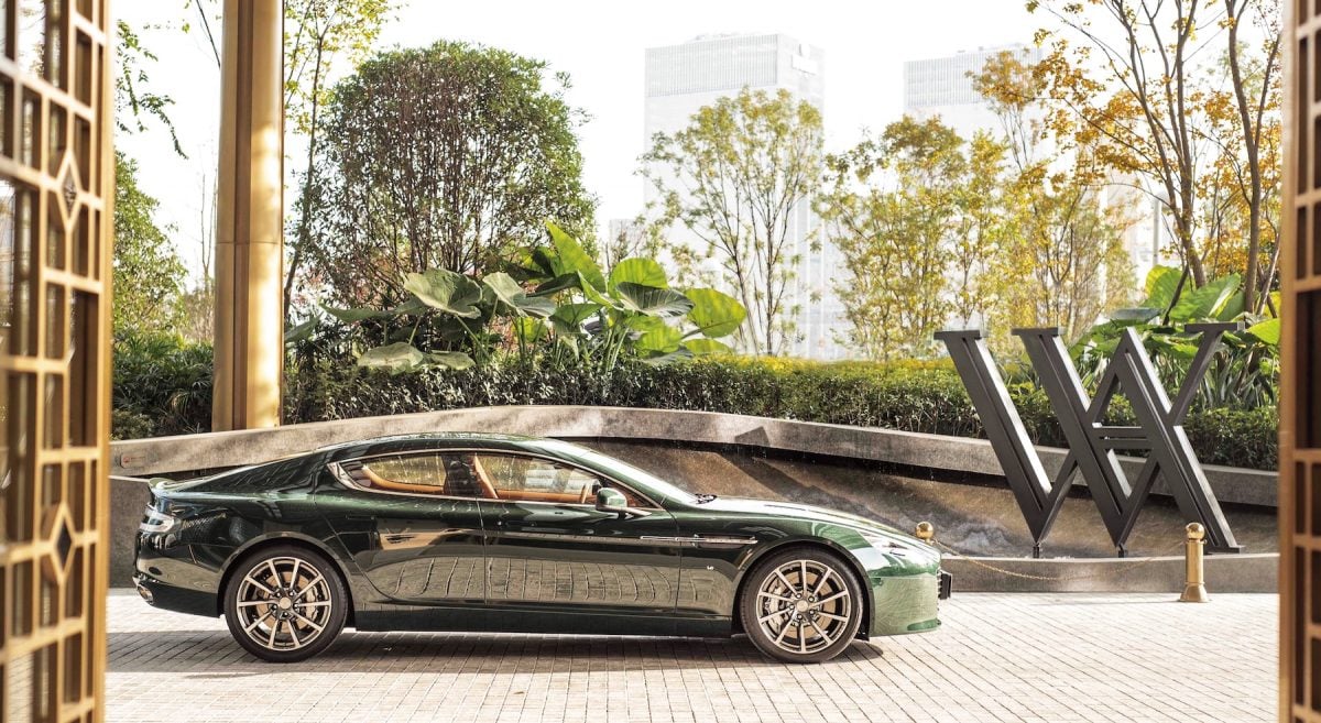 una aston martin fuori da un hotel