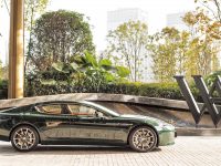 una aston martin fuori da un hotel