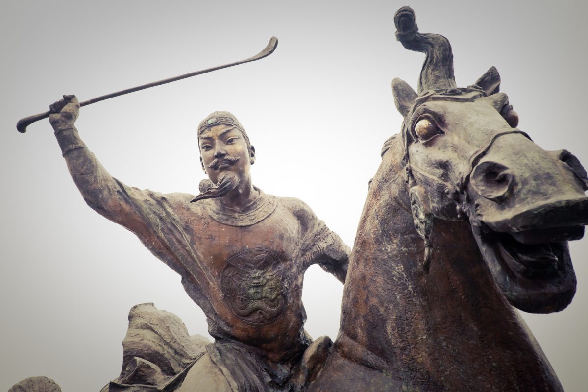 imperatore cinese a cavallo