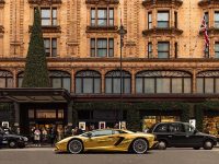 supercar fuori da Harrods