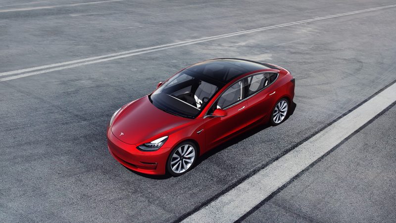 Tesla model 3 su strada