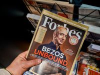 La copertina di Forbes con Jeff Bezos