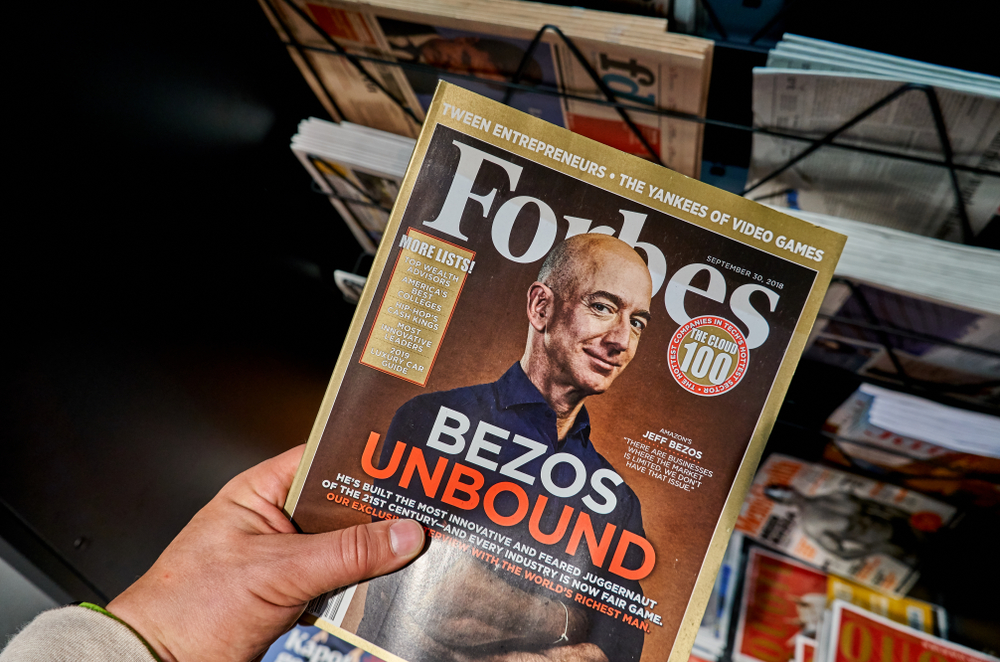 La copertina di Forbes con Jeff Bezos