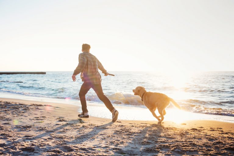 un uomo felice corre in riva al mare