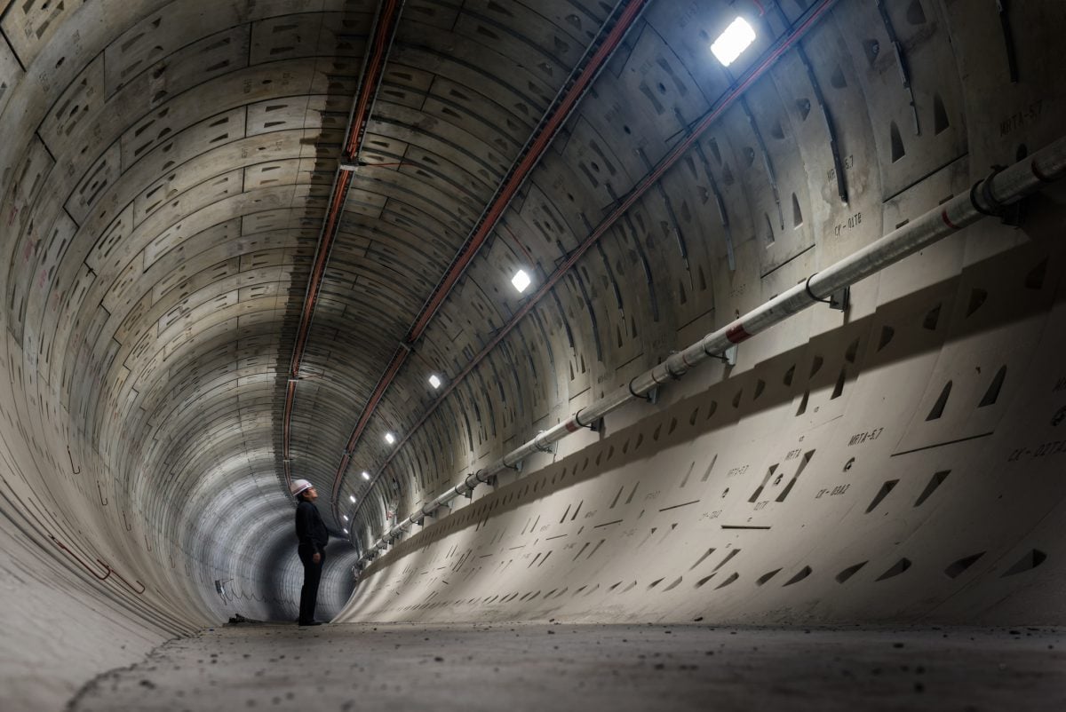 uomo al lavoro in un tunnel