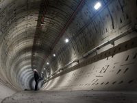 uomo al lavoro in un tunnel