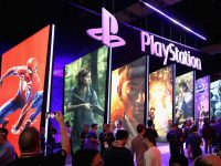 ragazzi entusiasti alla presentazione della playstation