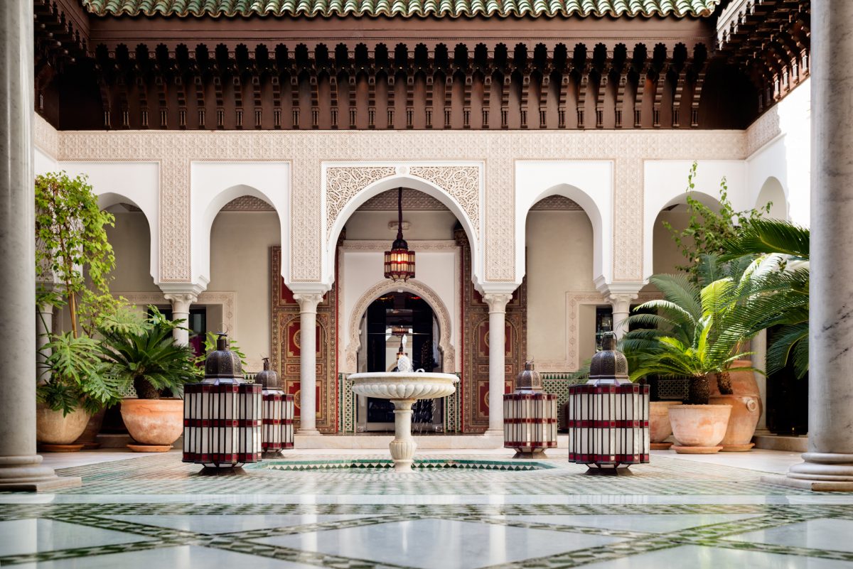 albergo archi pavimento piante