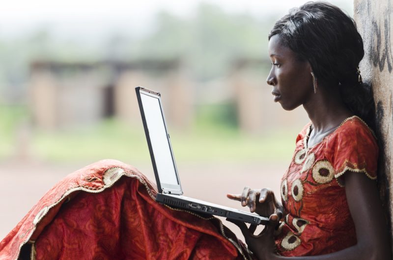 Donna africana usa internet