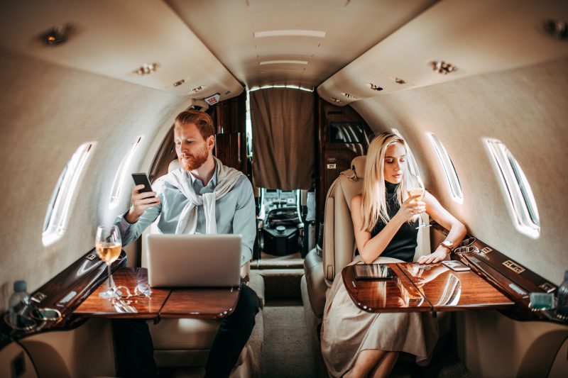 coppia in aereo privato