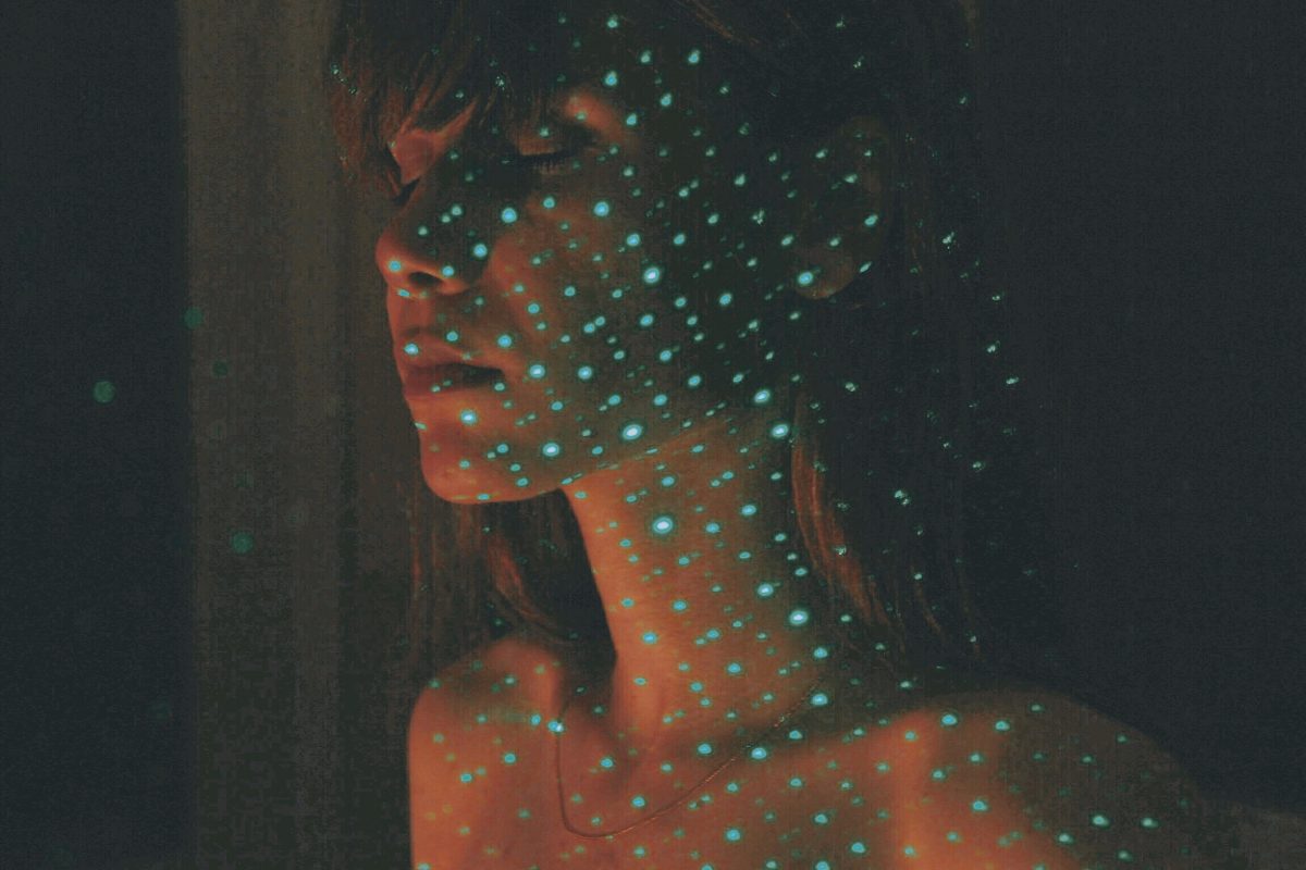 donna con fasci di laser