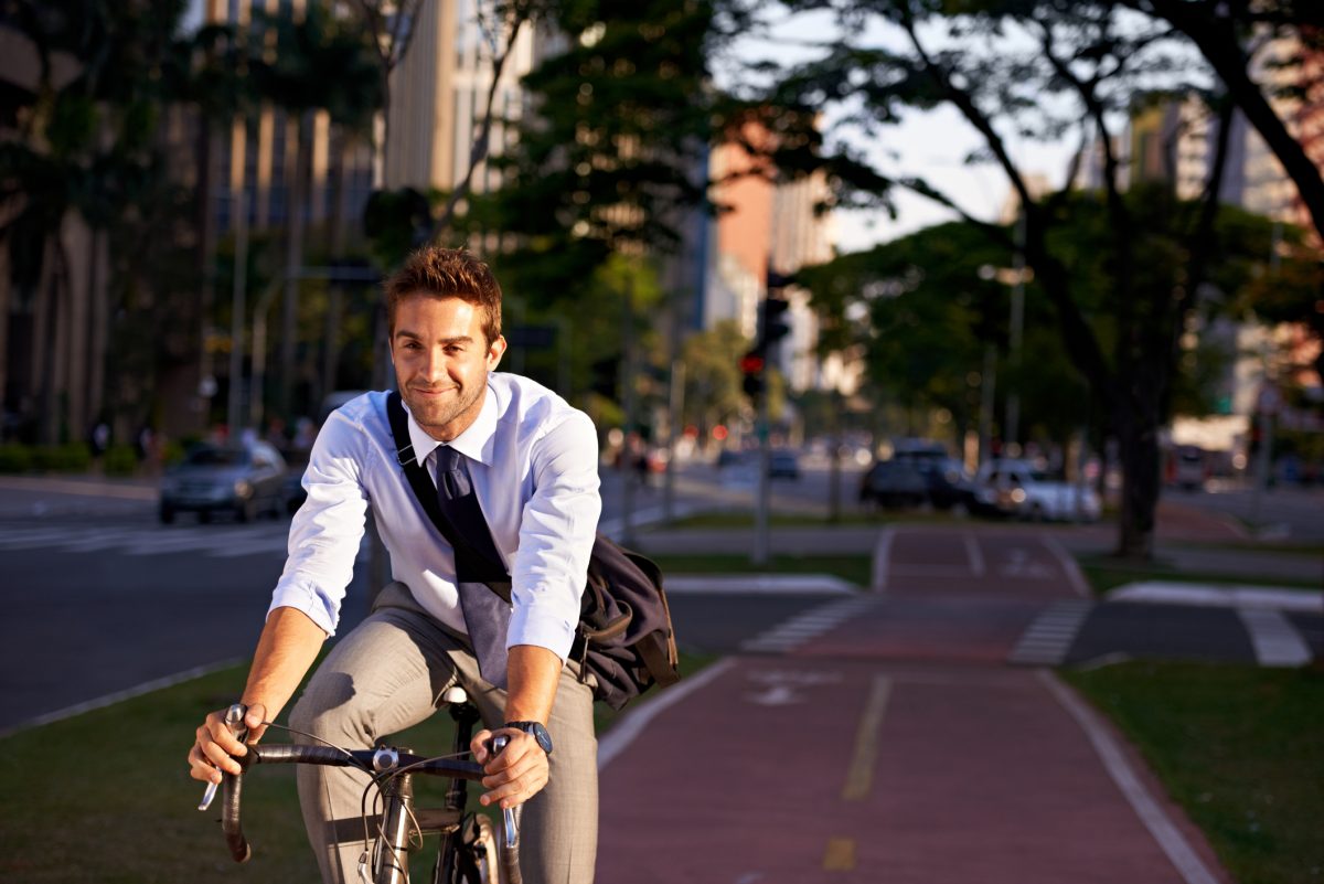 impiegato sorridente in bicicletta