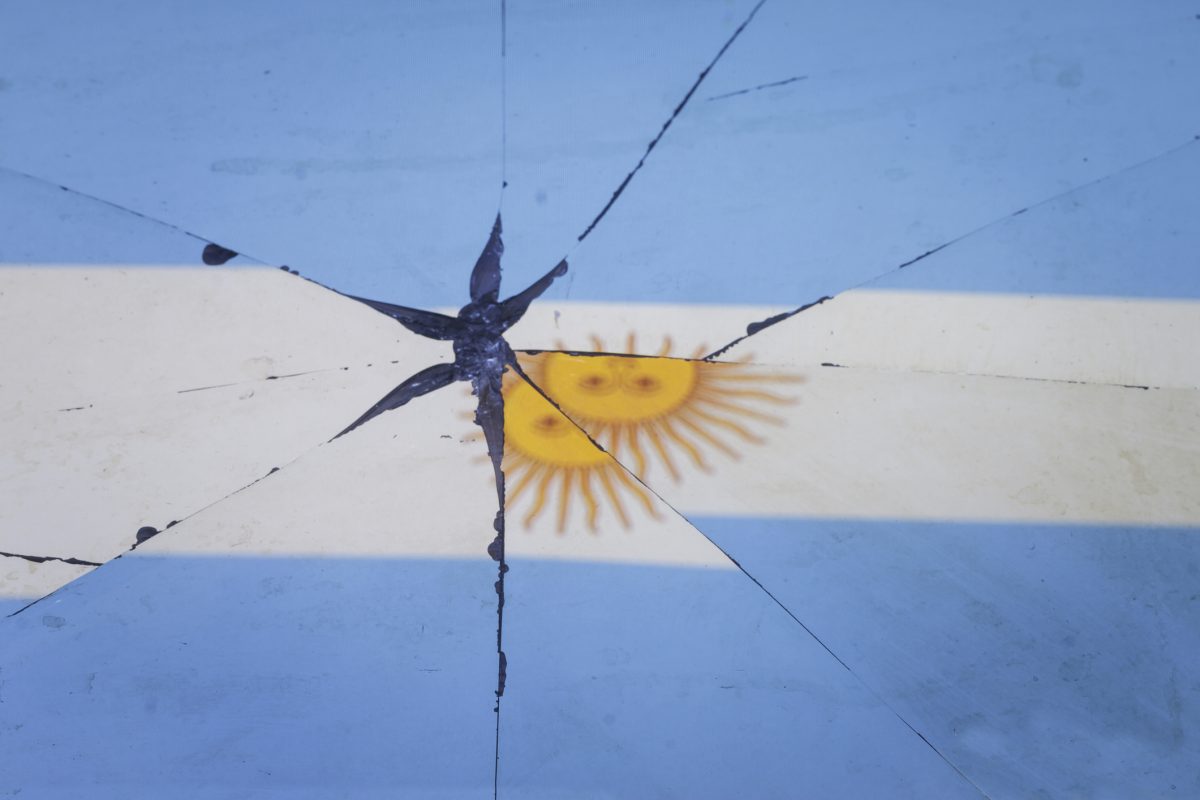 bandiera argentina riflessa in specchio rotto
