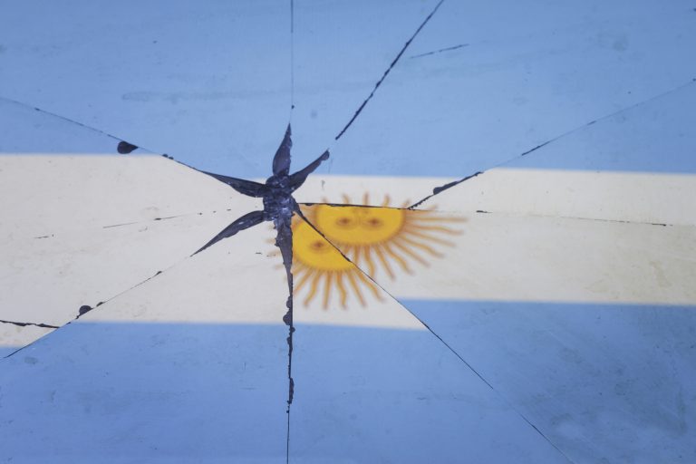 bandiera argentina riflessa in specchio rotto
