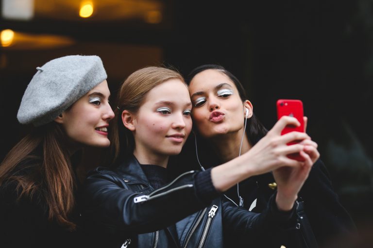 ragazze telefono sorriso