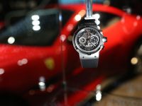 Orologio di lusso, sullo sfondo una Ferrari