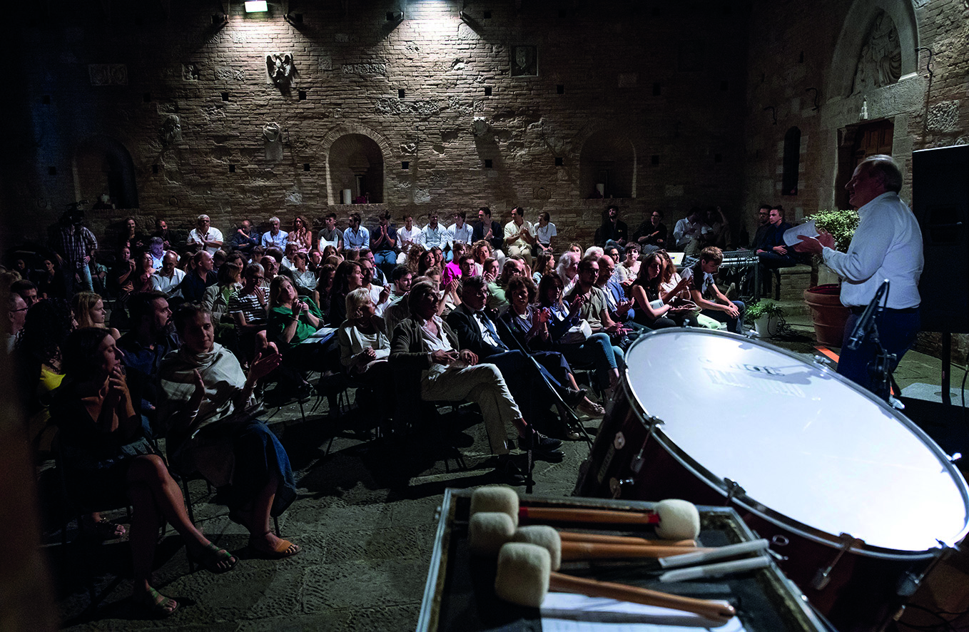 Nicola Sani mentre introduce un concerto di musica elettronica nel cortile di Palazzo Chigi