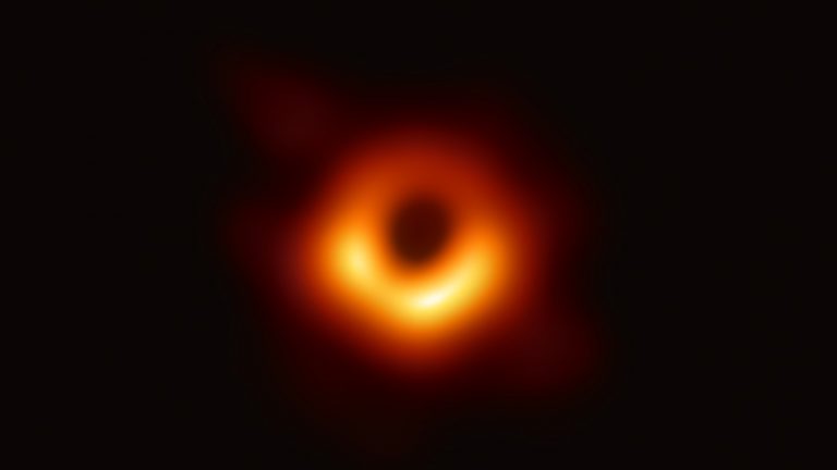 Scoperta scientifica più importante del 2019: foto del buco nero