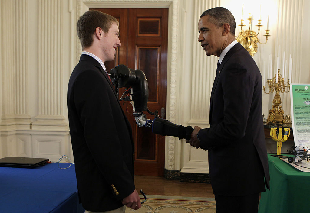 il genio della robotica Easton LaChappelle incontra il presidente Barack Obama