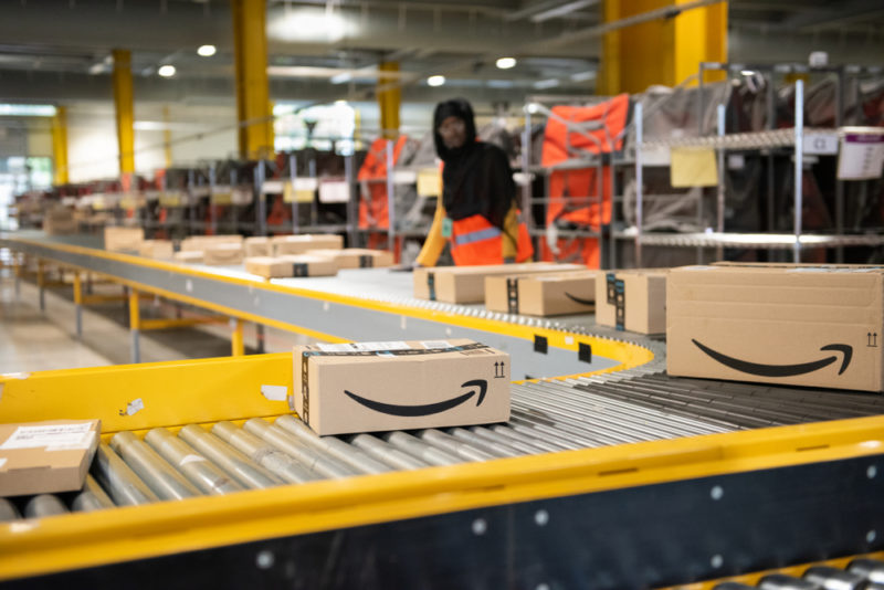 Magazzino Amazon, il colosso e-commerce di Jeff Bezos